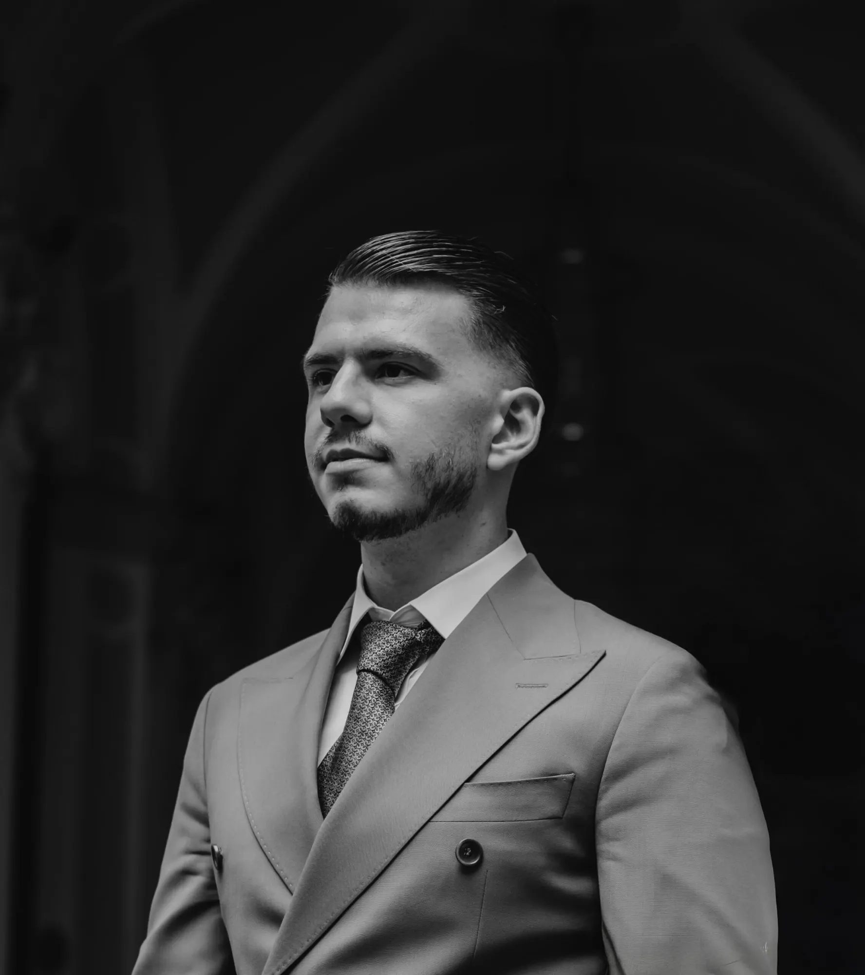 Nathan Levy, fondateur de FOCH AGENCY, en costume, portrait en noir et blanc